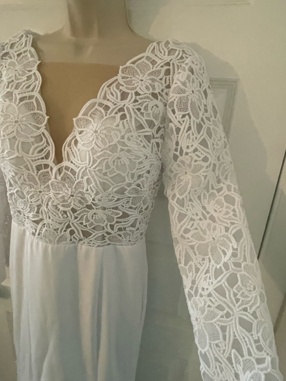 **NEW** White Lace Long-Sleeve V-Neck Dress - 6 - Picture 6 of 14